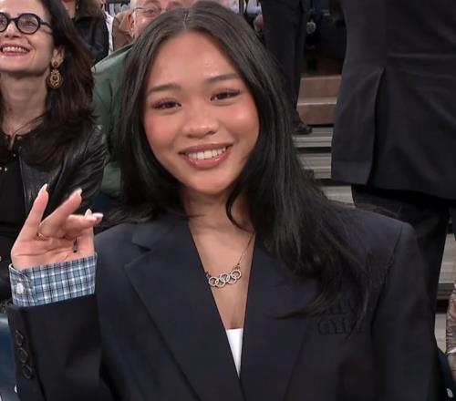 长相甜美身材火辣！美女奥运体操冠军再次在麦迪逊场边看球