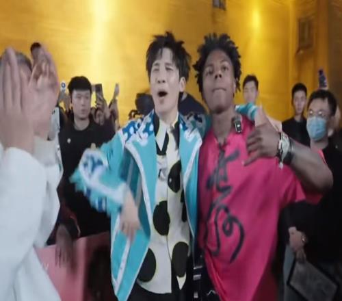 梦幻同框！“甲亢哥”Speed与大张伟同唱《阳光彩虹小白马》