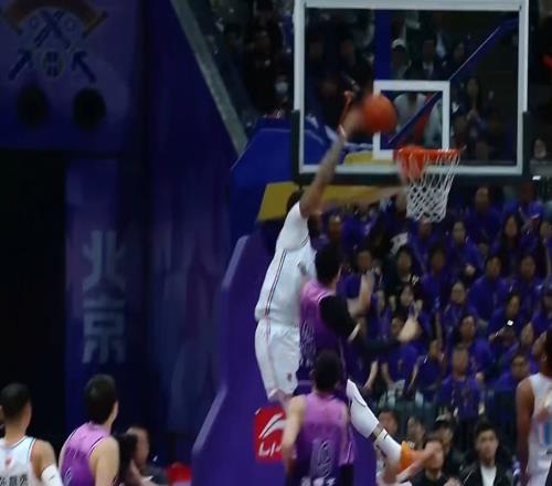 NBA十佳球级别的隔扣！克里斯快攻接球霸王张弓砸扣沈梓捷！