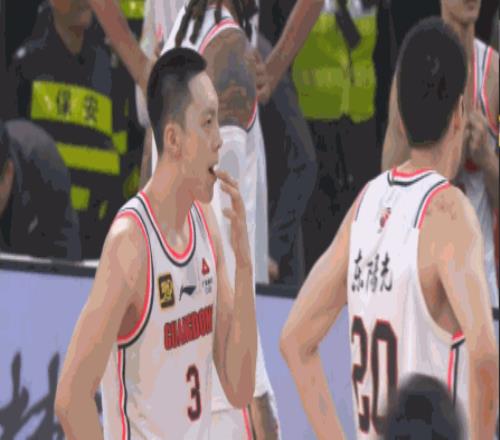 关键两罚全丢！哈维绝杀后胡明轩在场上面无表情摸嘴唇