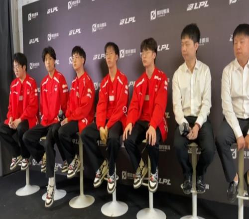 WE赛后群访教练：登峰组对手都很强我们新人多还是学习的态度