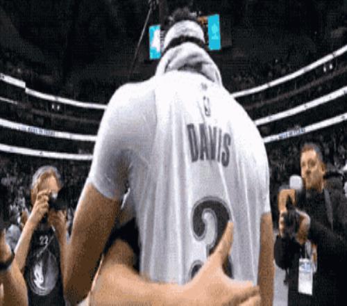 历史级别大交易主角！东契奇与浓眉赛后互相拥抱致意！