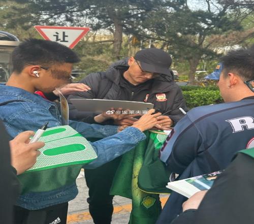 青岛西海岸抵达北京，邵佳一、杨智受到北京球迷热烈欢迎