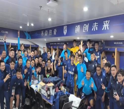 迎赛季首胜！三镇赛后更衣室庆祝，全队高喊：三镇加油