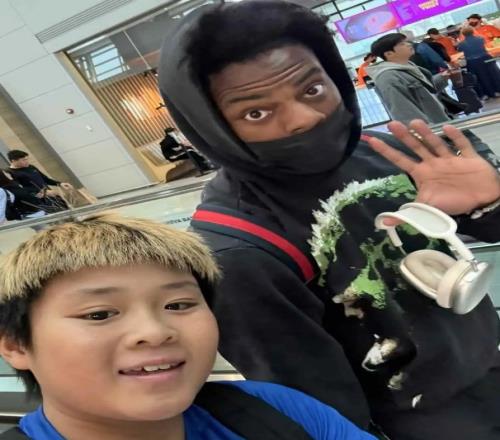 黄博文晒儿子与甲亢哥合影：偶遇甲亢哥，给小朋友激动坏了