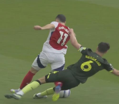 遭剪刀脚铲倒！ESPN：诺尔高半场时想道歉，马丁内利让他走开