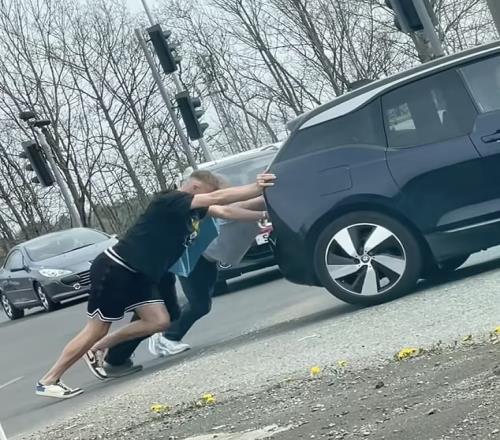 纽卡后卫丹伯恩帮陌生人推车，视频疯传&球迷盛赞：本土传奇