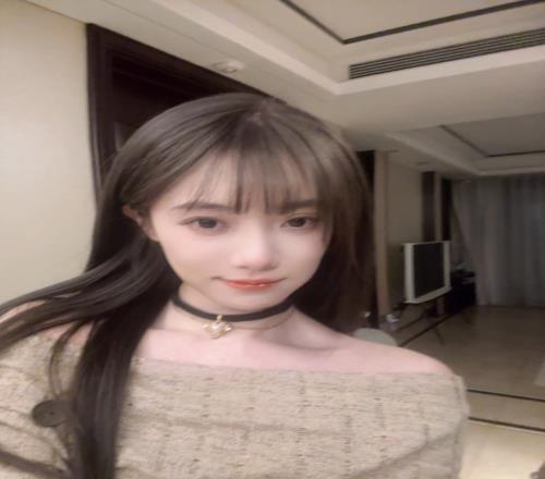 吾与宋义进不共戴天！LPL女主持小钰晒照：香肩裸露锁骨可养鱼
