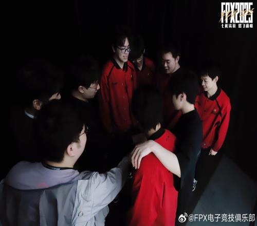 LPL乱成一锅粥咯！组内倒数FPX爆冷击败JDG收获队伍的第二场胜利