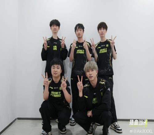 NIP打野AKi发布队内五人合照：后天打WBG加油