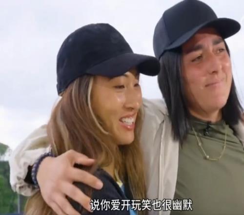 节目效果拉满！贾巴尔节目中整蛊郑钦文，郑钦文被吓出表情包