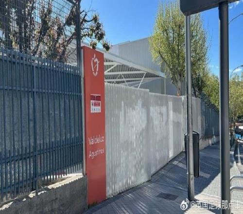 阿森纳今早在瓦尔德卢斯德洛斯奥古斯蒂诺斯学校进行了训练