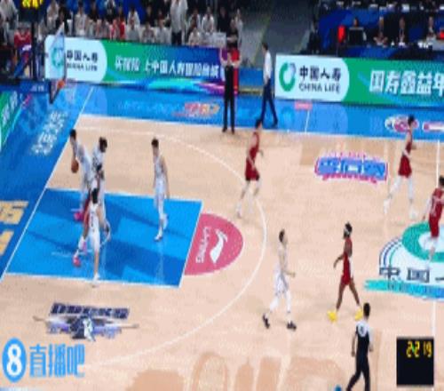 各打50大板！所罗门回防时撞上邹雨宸摔倒裁判回看后吹双方技犯