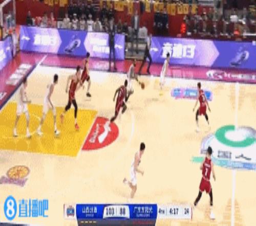 现场疯了！迪亚洛追防飞身再送钉板张宁反击助攻原帅第8记三分！