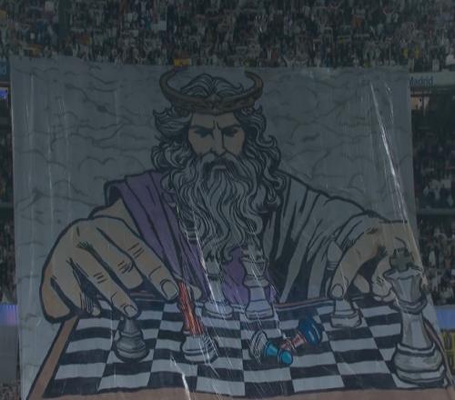 皇马球迷展示巨型TIFO：国王掌控棋局，拿捏红色棋子