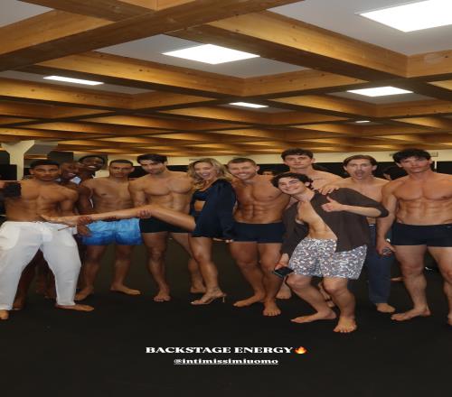 佩莱两眼一黑瓦尔加晒后台照，与10个肌肉男模亲密合影