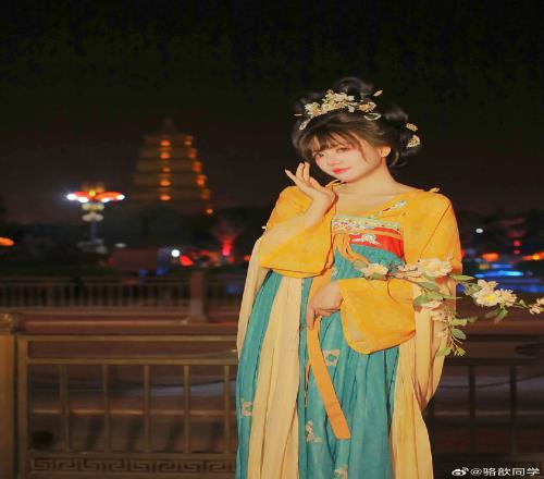 骆歆分享此前做客西安照片：打卡大唐不夜城再丰腴一点就更好了
