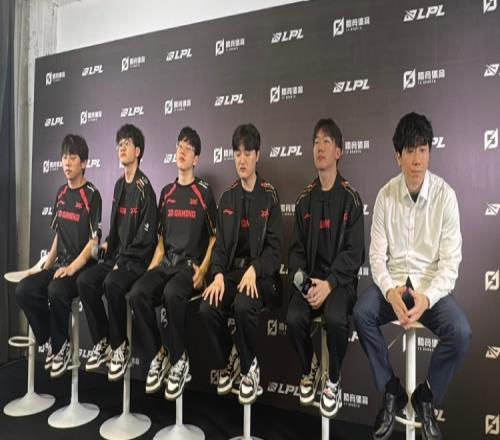 JDG赛后群访cvMax教练：对手整体BP做的不错第三把整体上有失误