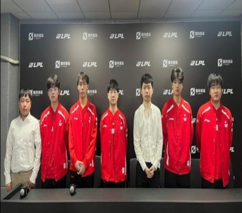 WE赛后群访教练：运营不如对面英雄池限制了第三局的BP得练