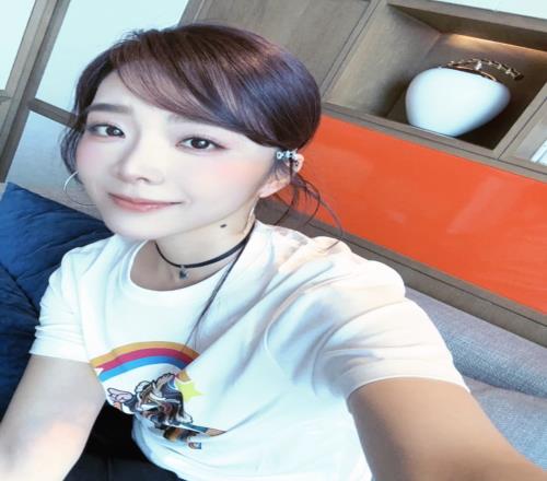 LPL女主持余霜晒照：早上好呀！有没有y2k那味儿了！！