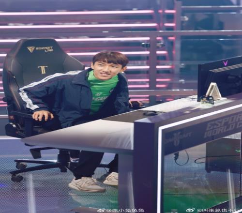 iG股东为WBG应援：上次把他们教练打没了怪不好意思的今天关注一下鸭