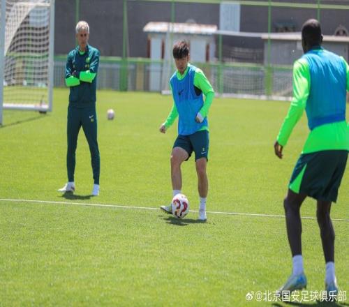 恩加德乌参与全队合练，斯帕吉奇场边慢跑