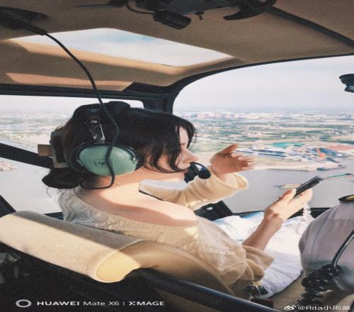 请求起飞美女解说Rita分享乘坐直升机照片：你们都在干嘛呀