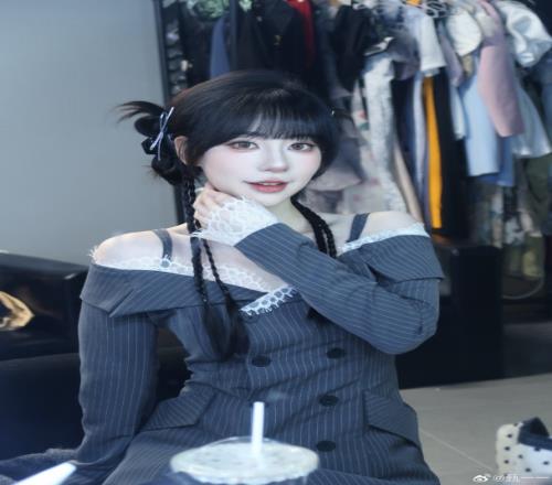 主持甄一一晒美照：昨天的返图