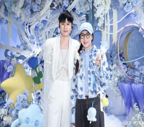 陈梦带母亲看张杰演唱会，张杰留言：未来继续一边打球一边唱！