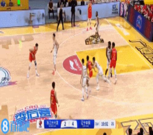 神来之笔！朱俊龙冲击篮筐硬刚防守转身拉杆背筐强投打成2+1