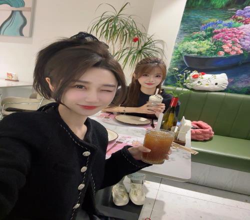 互动主持人小悠珊珊分享合照：和泱泱打卡了HelloKitty主题餐厅