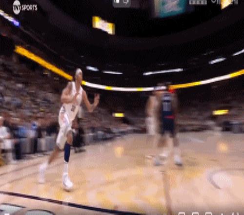 这冲击力！阿隆戈登底线空切篮下碾着哈登打成2+1