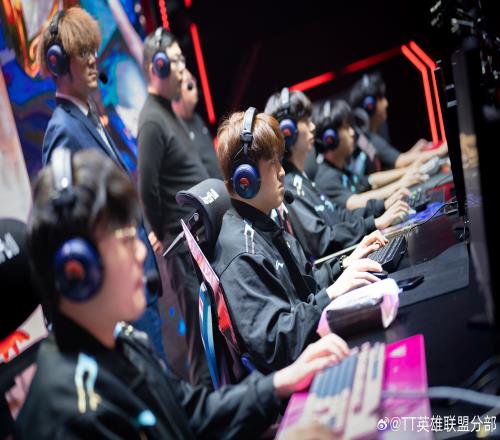 稳定垫底！TT不敌JDG目前战绩2胜8负暂时位列登峰组最后一名