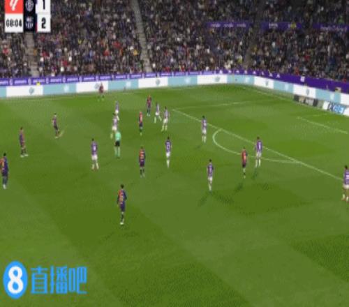 可惜了！亚马尔脚后跟传球，福特闪转腾挪1V3射门中柱
