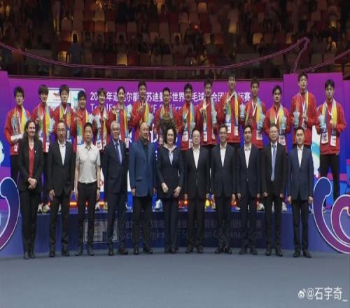 石宇奇社媒晒国羽领奖照：恭喜中国队四连冠，继续努力，加油！