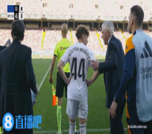 维尼修斯第88分钟被换下！一瘸一拐走下场，替补席队医摸着脚踝