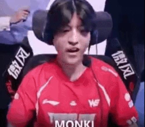 有唇语大师吗昨天MonkiSOLO赢了369后疑似喊了一句：废物