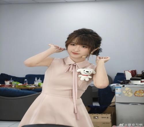 夏日甜美系满分！主持人夏安分享照片：你好今天粉粉嘟