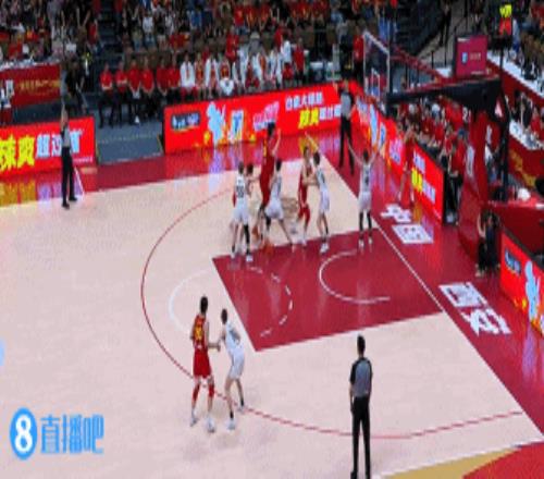 攻防一体！张子宇标志性高举高打命中防守端干扰对手后收下篮板