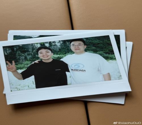 哥俩好！Xiaohu社媒分享与Light的双人合照