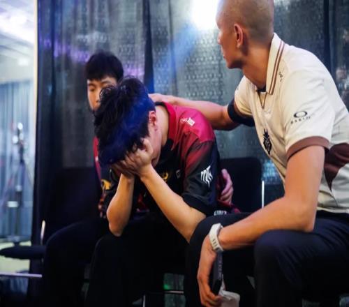 值得尊重了！LOL官方推特分享GAM队员赛后后台心碎落泪照片