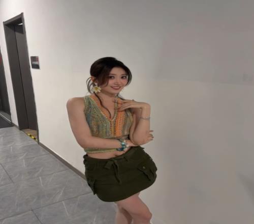 无畏契约美女主持V嘉晒照：王姐热带风情版本