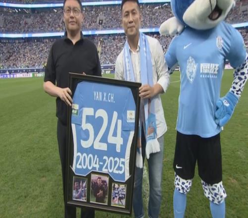 致敬传奇！大连英博为老将38岁阎相闯举行了退役仪式
