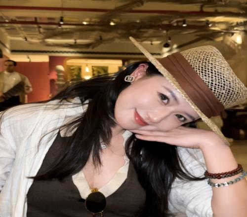 PEL主持烨铃儿晒照：是哪里的夜晚这么美呀