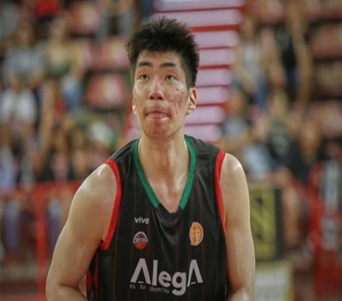 留洋首秀来了！中国男篮22岁2米23新星砍7+8：月薪仅2000欧
