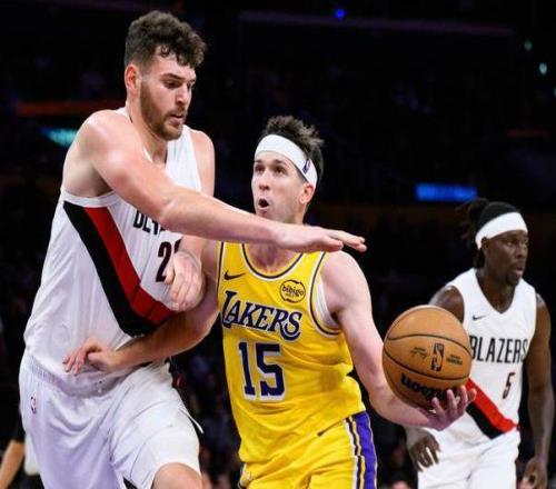 里夫斯41+5创2NBA第1神迹，湖人完败！杨瀚森3中0，布朗尼3板3助