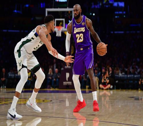 湖人消息：裁判报告出炉，老詹举动引群嘲，东契奇险被打