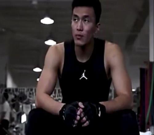 郭艾伦怀旧！和奥拉迪波一起训练，广州教练国际化，对他有影响吗