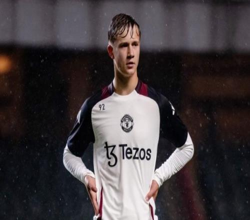 曼联17岁新星斯韦茨进一队训练，被誉为小贝&斯科尔斯合体