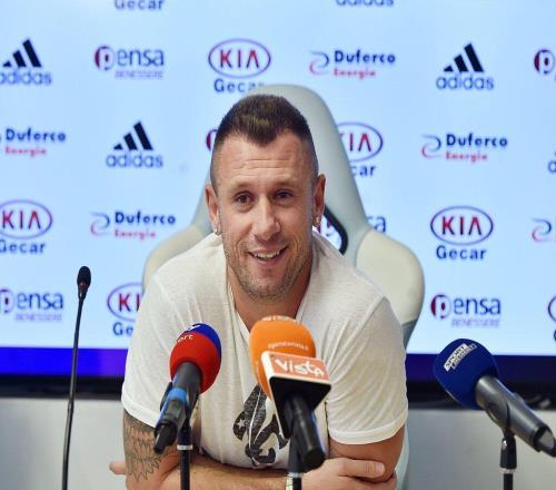 意甲关键战开打，魔笛领衔拉比奥特战老东家：米兰VS尤文谁主沉浮